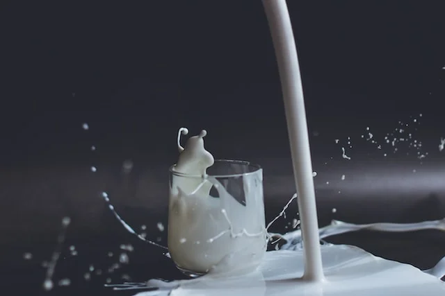 5-HTP 효능 - 5-HTP는 우리 몸에서 만들어지는 한 가지 물질인데요, 트립토판이라는 아미노산에서 만들어집니다. 트립토판은 우리가 먹는 음식에 들어있는데, 칠면조나 닭고기, 우유, 감자, 호박씨, 순무, 해초 등에 많이 있습니다.